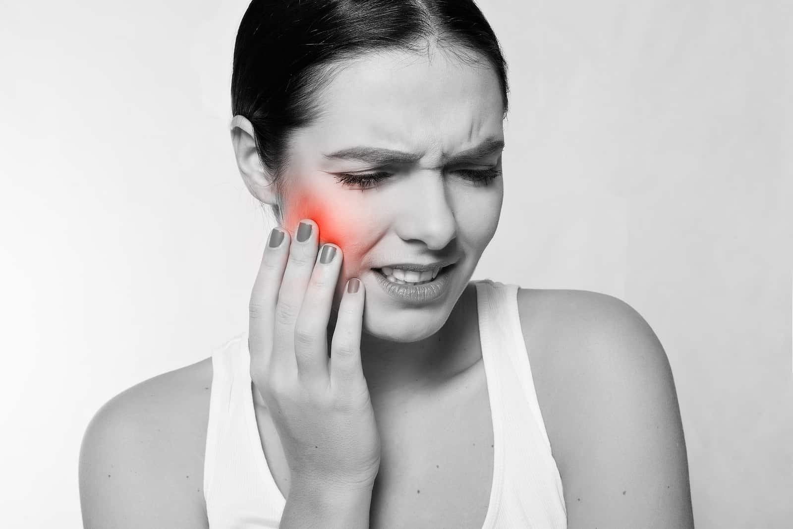 Болит челюсть после удаления зуба: причины, симптомы, что делать